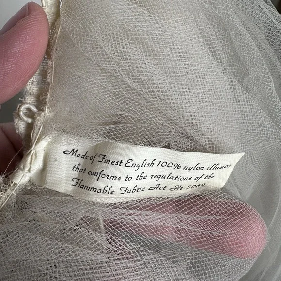 Vintage Handmade Bridal Veil Adorned With Lace And Pearls approx 40 in - Picture 6 of 8